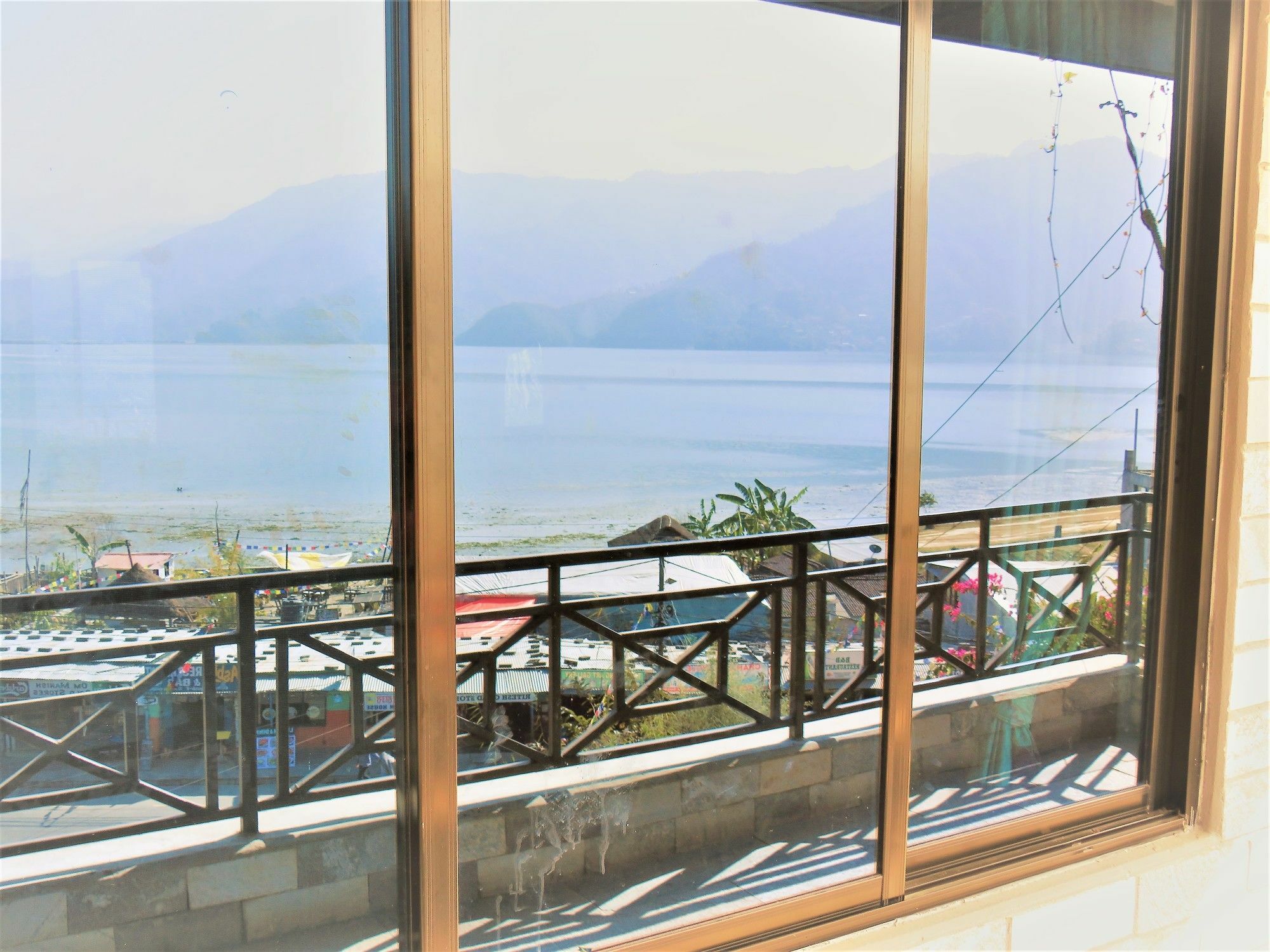 Lake Vision Guesthouse Pokhara Esterno foto